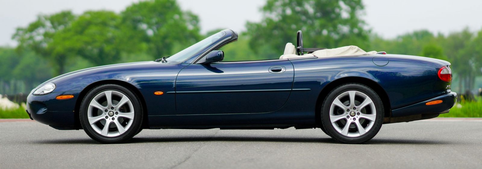 Jaguar XK8 convertible, 1999